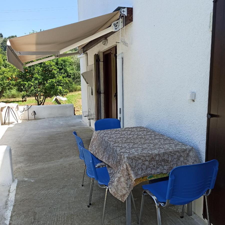 Εξοχική Κατοικία - Cottage Τίνα Líri Exteriör bild